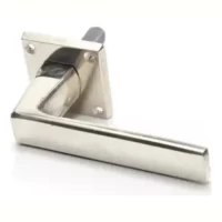 Foto principal de Manija Picaporte Biselada Al Giratoria C/ros De Chapa Pulido Gris